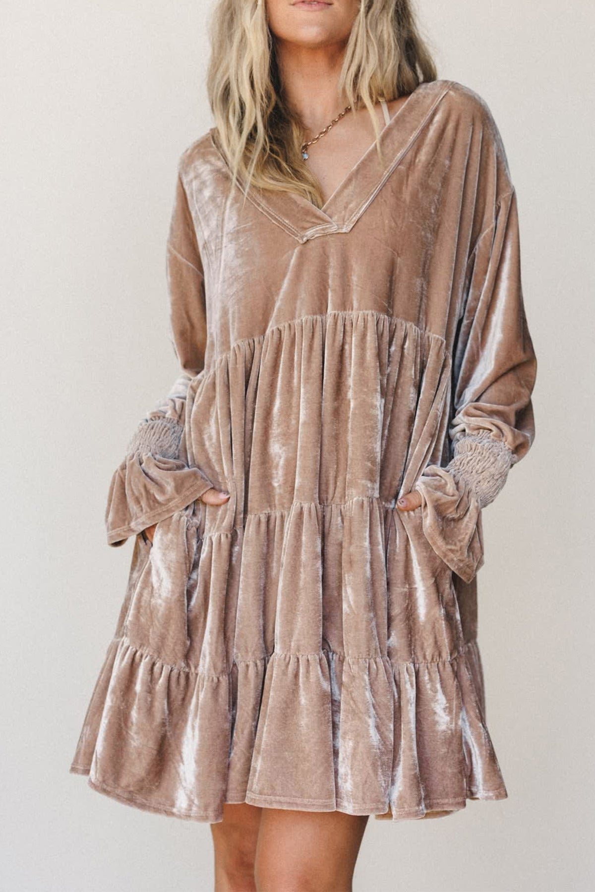 Vestido de terciopelo gris humo, de color sólido, con cuello en V, manga larga y diseño escalonado.