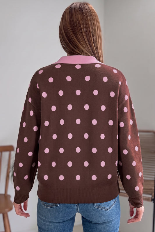 Suéter tipo pulóver holgado con cuello, diseño de bloques de color y estampado de lunares rosas.