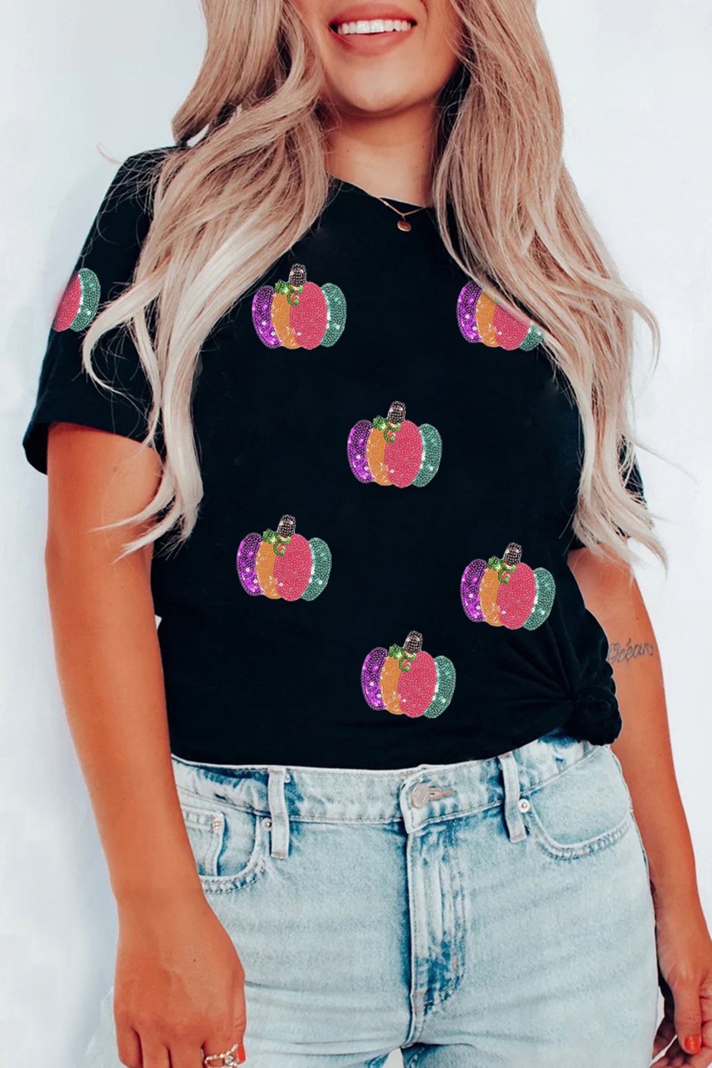 Camiseta casual de cuello redondo con estampado de calabaza y lentejuelas negras
