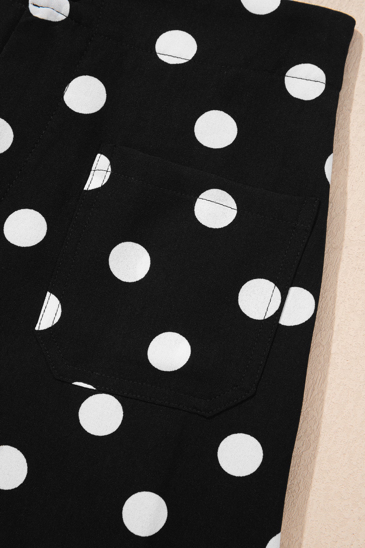 Pantalones rectos de talle medio con bolsillos de parche y estampado de lunares negros