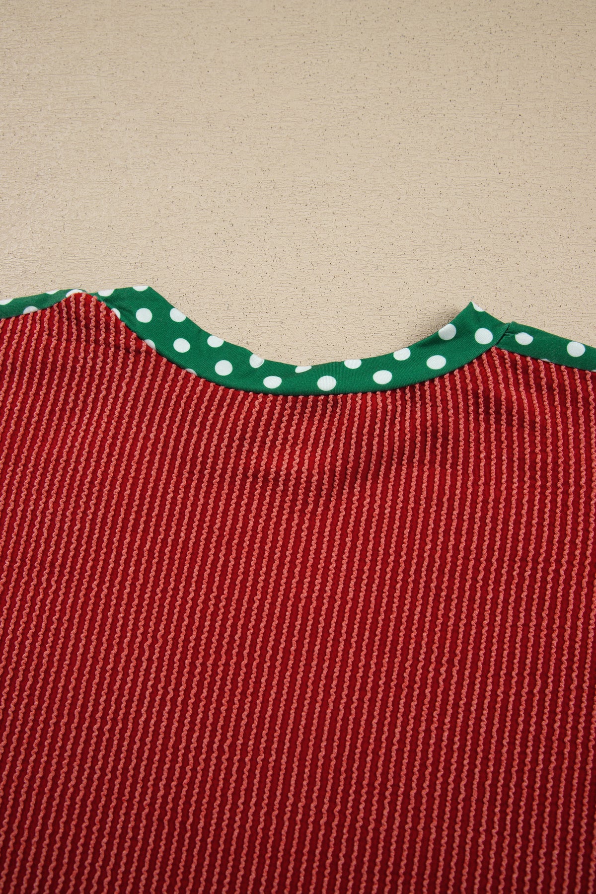 Conjunto de 2 piezas rojo y acogedor de manga larga: pantalón y top con diseño de parches acanalados y detalles de lunares.