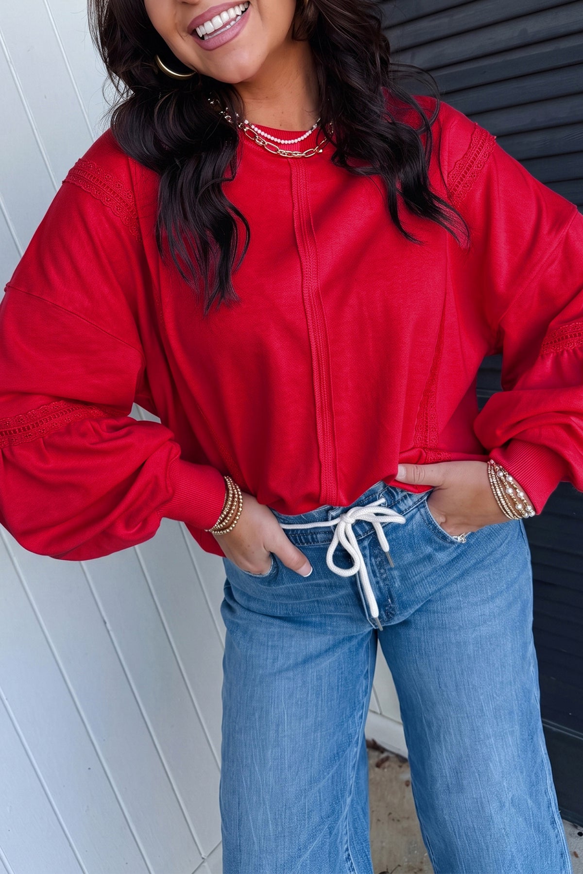 Sudadera informal y holgada de color rojo intenso, con costuras a la vista y detalles de encaje
