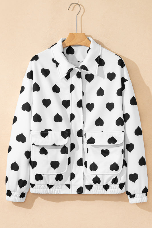 Chaqueta blanca con cremallera, cuello, estampado de corazones y bolsillos de doble solapa