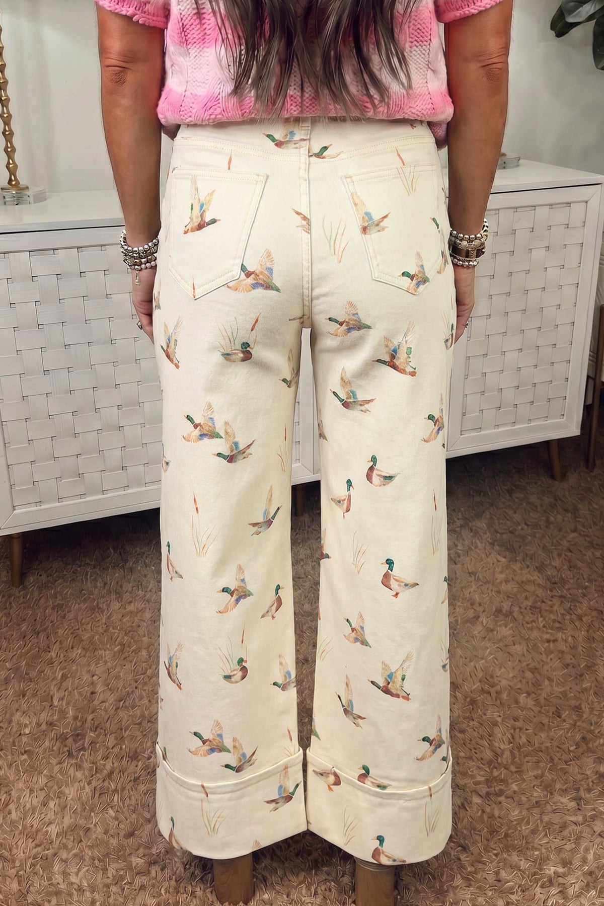 Vaqueros beige elegantes con estampado de patos y bajo con puños