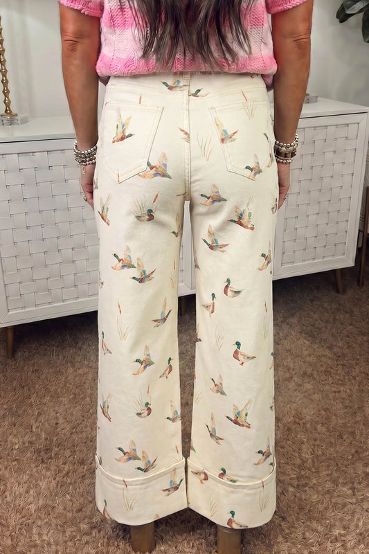 Vaqueros beige elegantes con estampado de patos y bajo con puños
