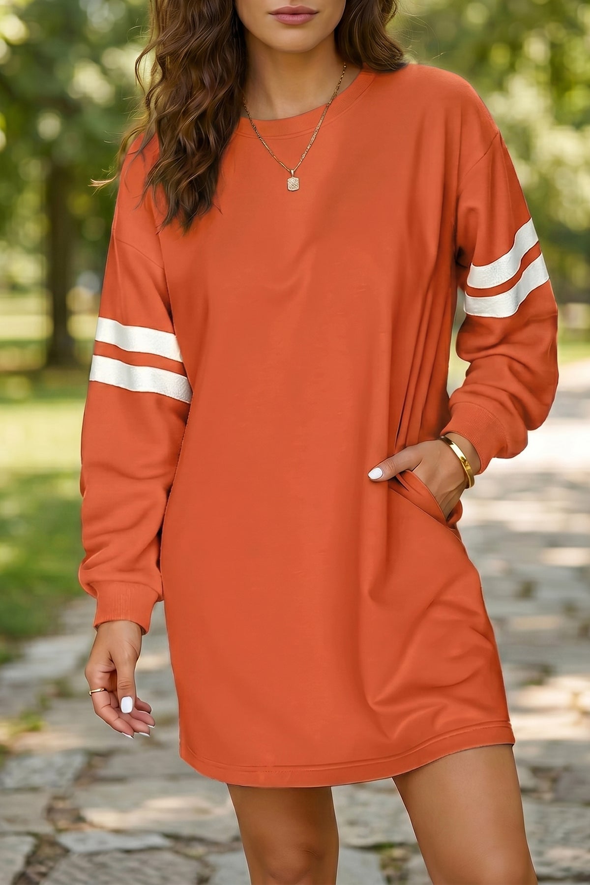 Vestido tipo sudadera de corte recto en azul celeste con mangas en contraste y acabados de canalé