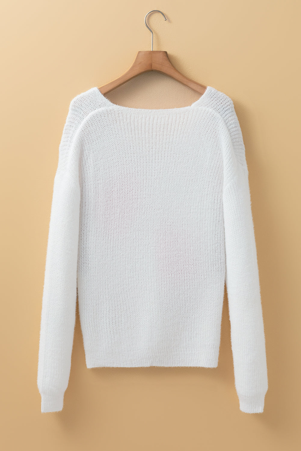 Suéter peludito con cuello en V y diseño de corazón de cuentas de perla blanca