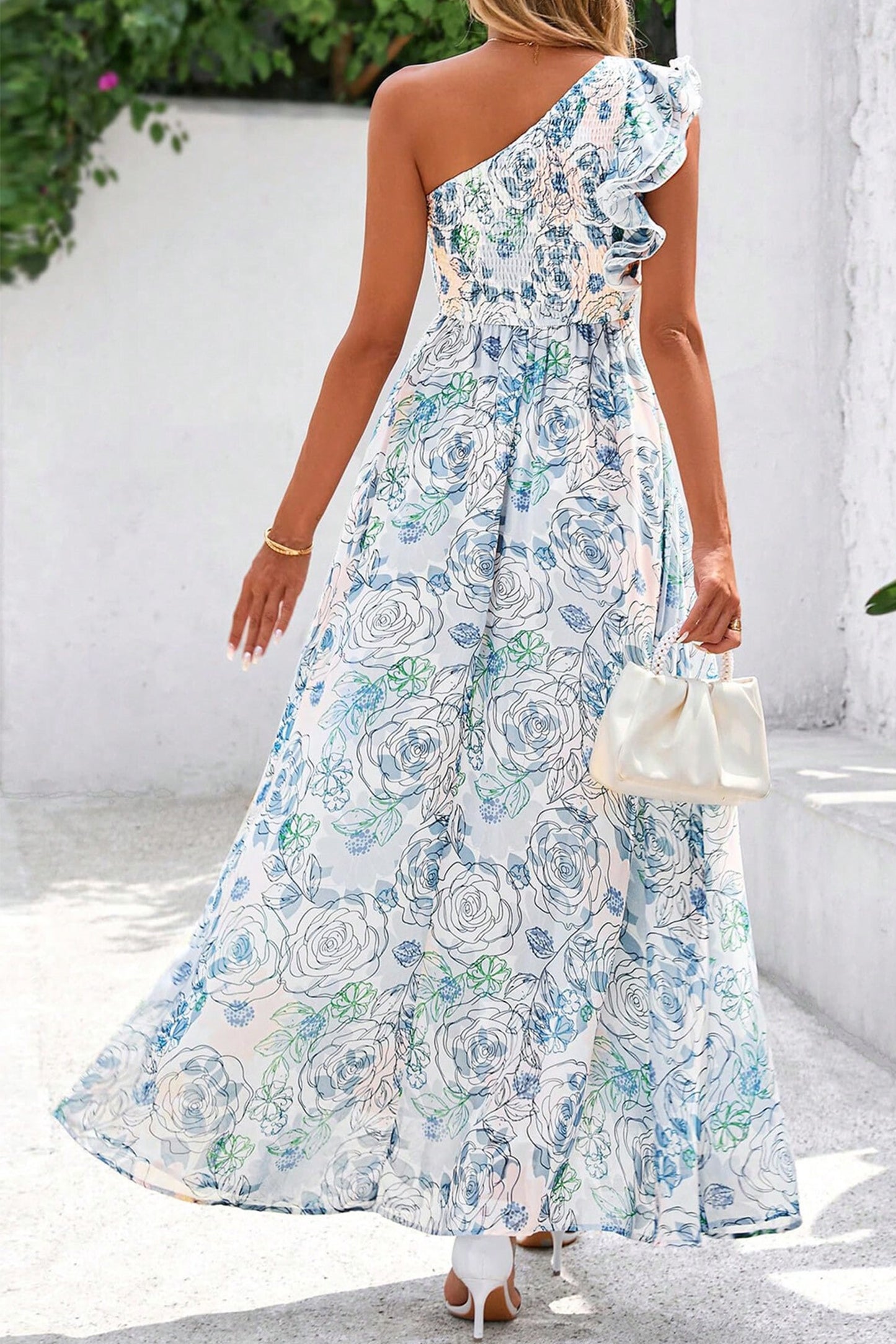 Maxivestido de vacaciones azul cielo con estampado floral, volantes y un solo hombro
