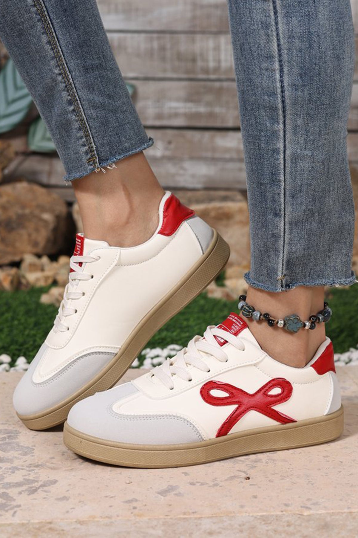 Zapatillas de piel sintética con bloques de color y parche de lazo rosa