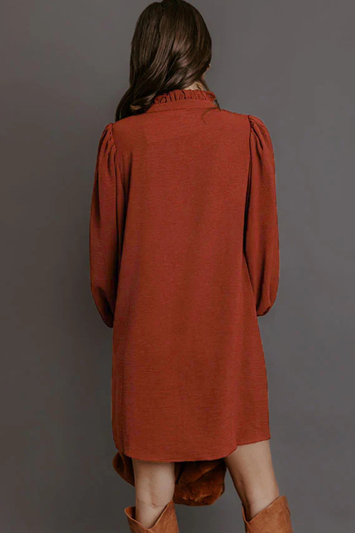 Vestido corto de una pieza, de manga larga y color café sólido.
