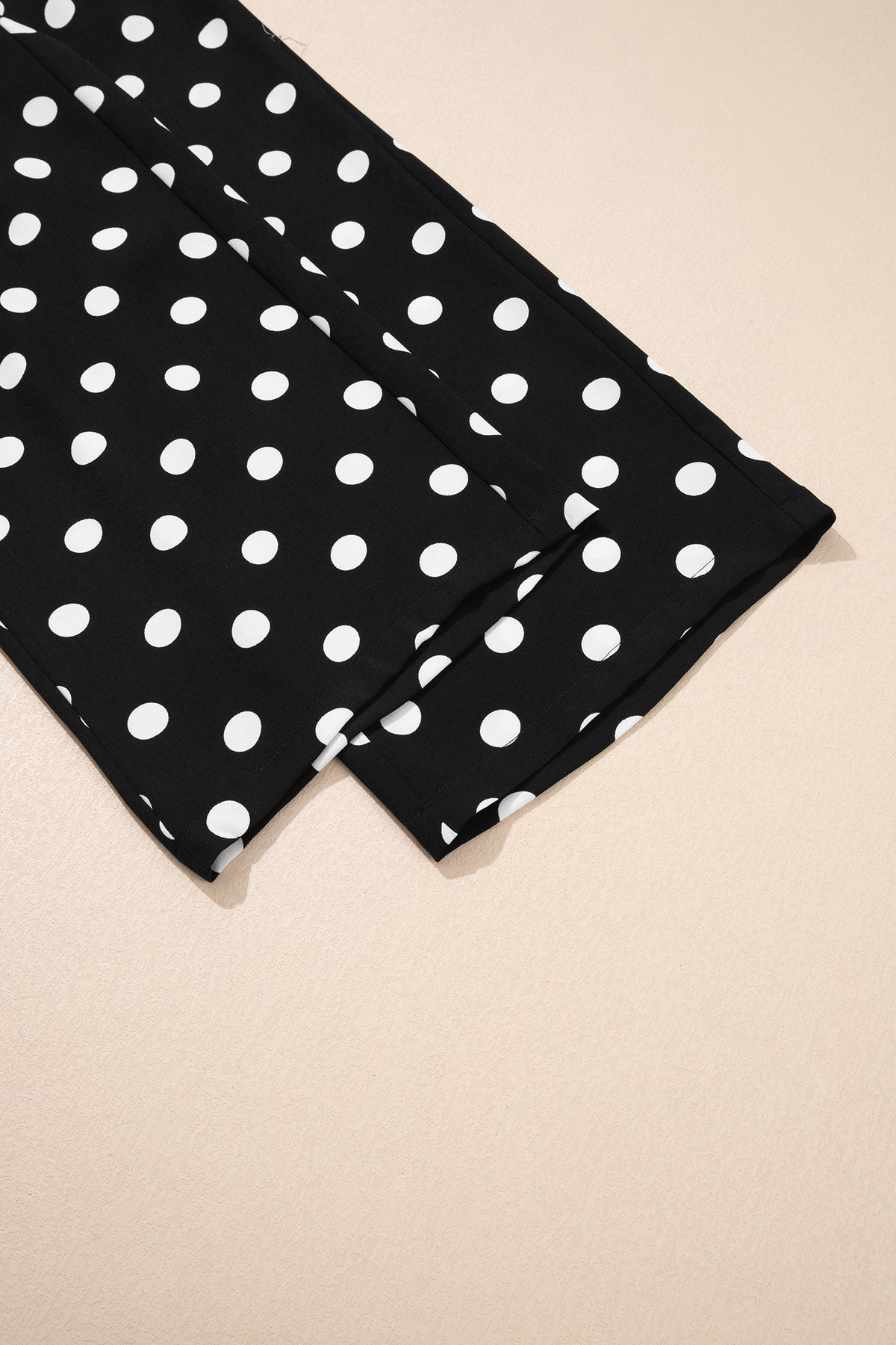 Pantalones rectos de talle medio con bolsillos de parche y estampado de lunares negros