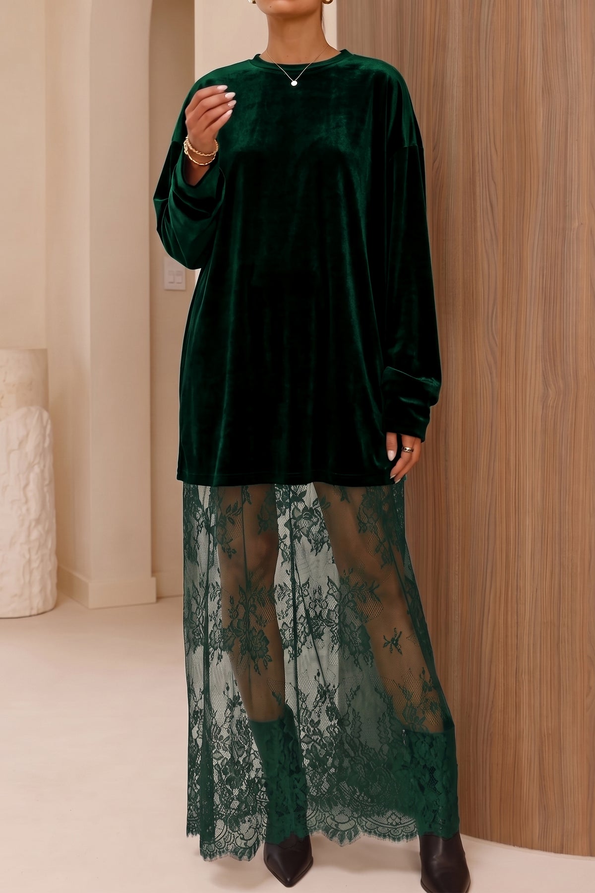 Maxivestido recto de terciopelo verde negruzco con manga larga, detalles de encaje y bajo combinado