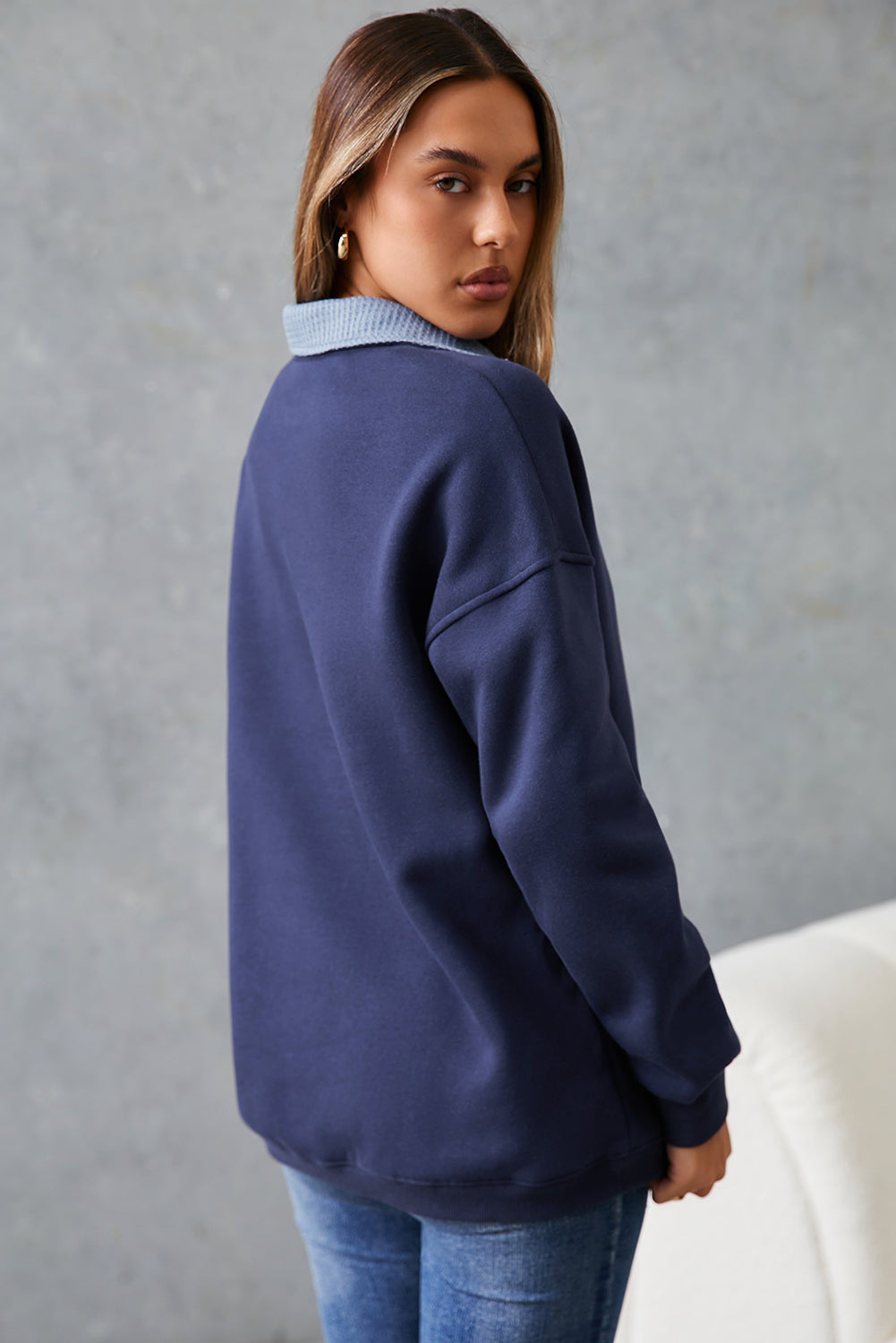 Sudadera informal de color azul desgastado, con hombros caídos y botones metálicos