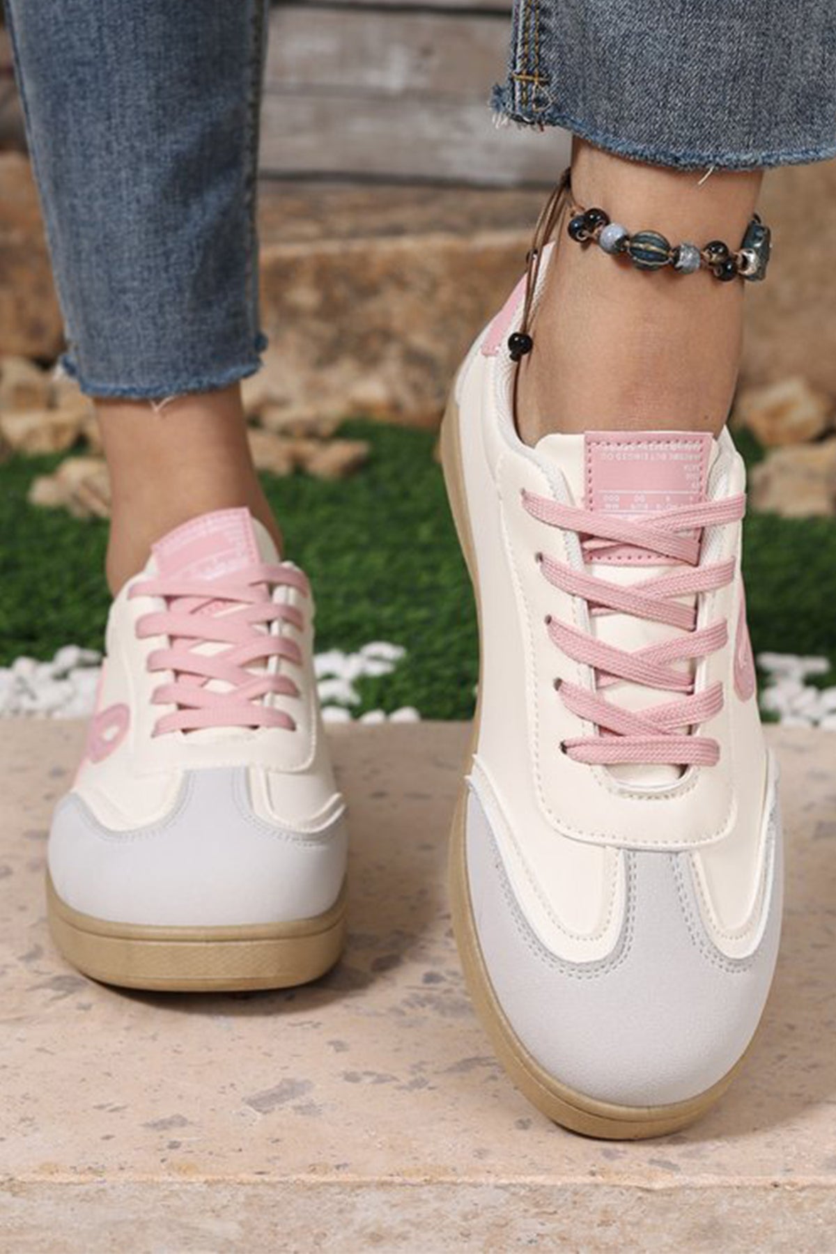 Zapatillas de piel sintética con bloques de color y parche de lazo rosa