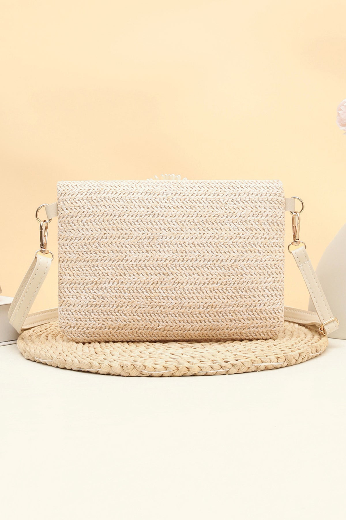 Bolso de hombro tejido en paja con diseño de margarita blanca, cierre de cremallera, diseño plegable y botón magnético.