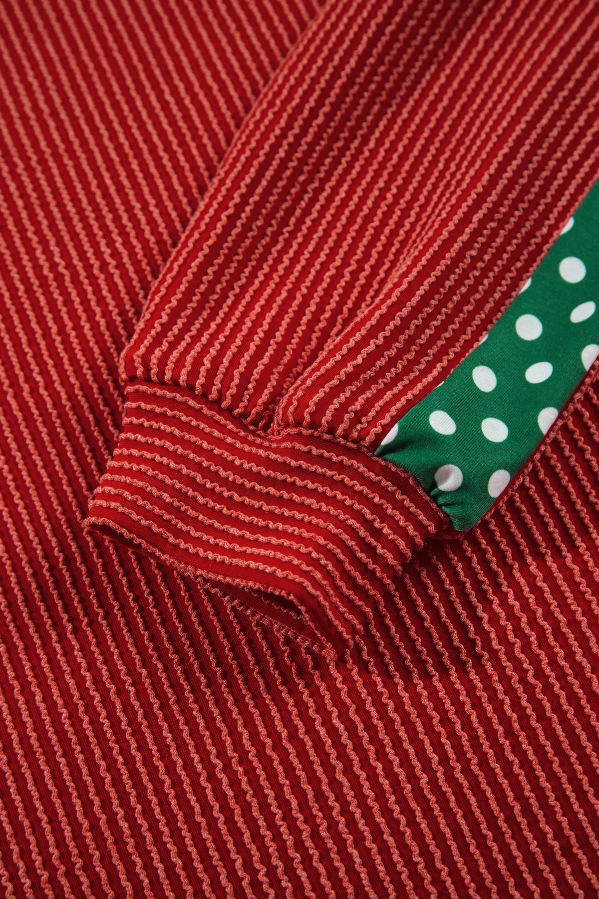 Conjunto de 2 piezas rojo y acogedor de manga larga: pantalón y top con diseño de parches acanalados y detalles de lunares.