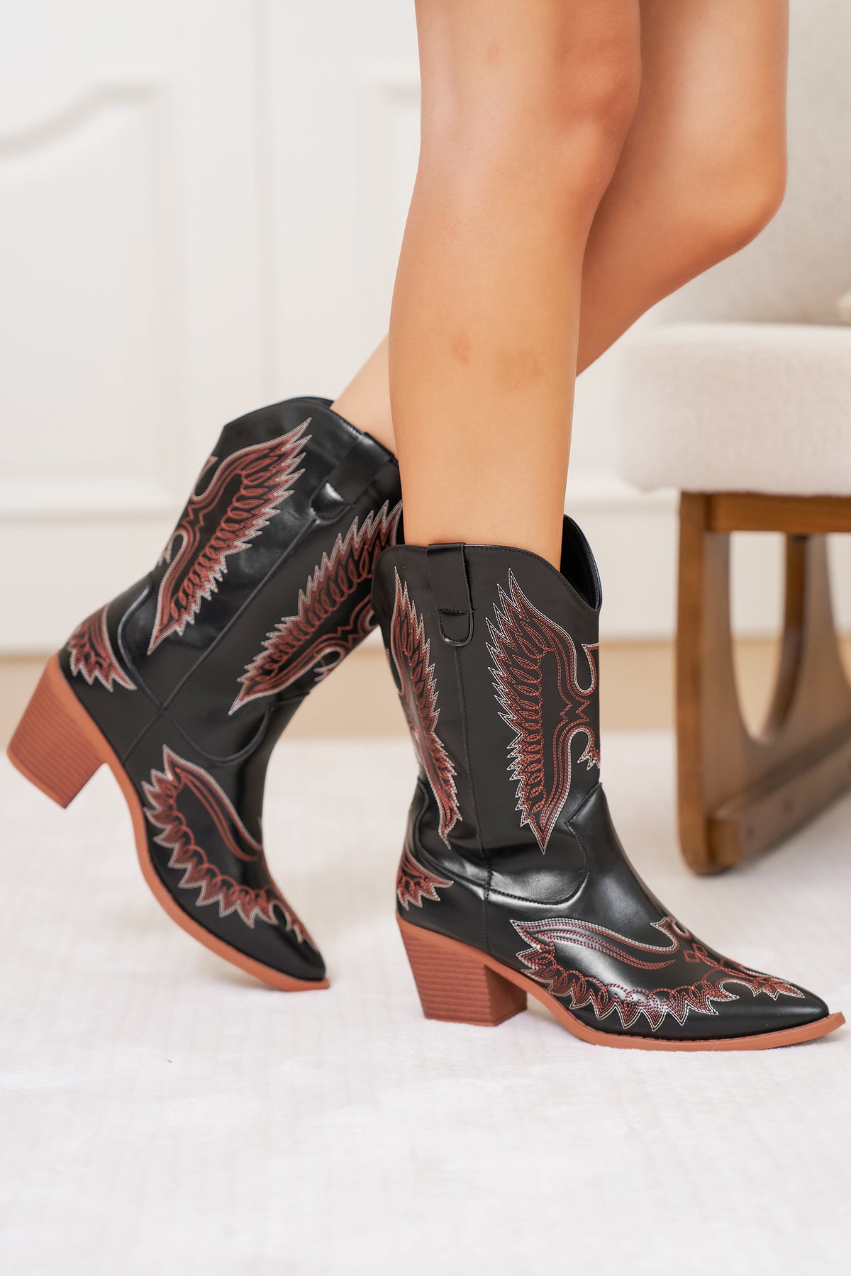 Botas de piel sintética negra estilo western con bordado de águila