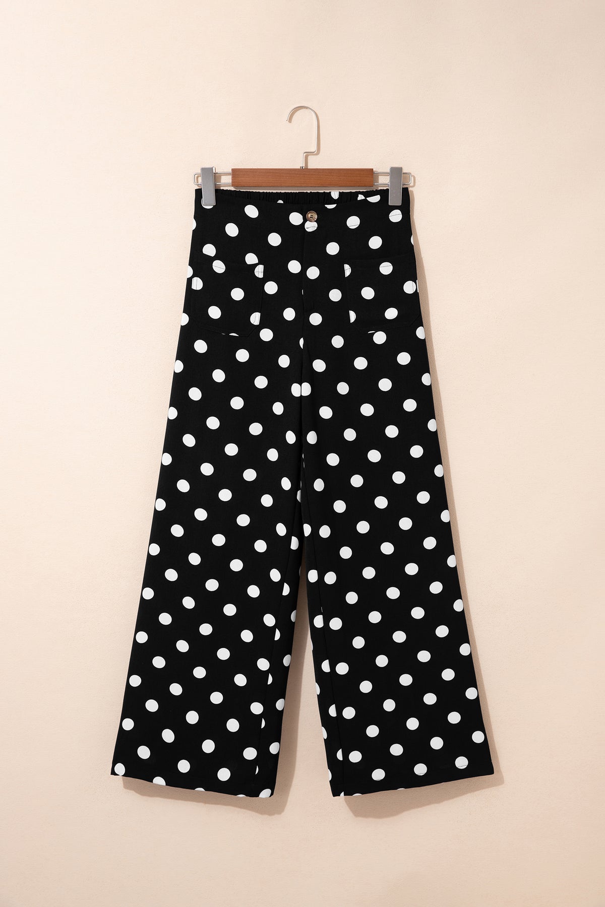 Pantalones rectos de talle medio con bolsillos de parche y estampado de lunares negros
