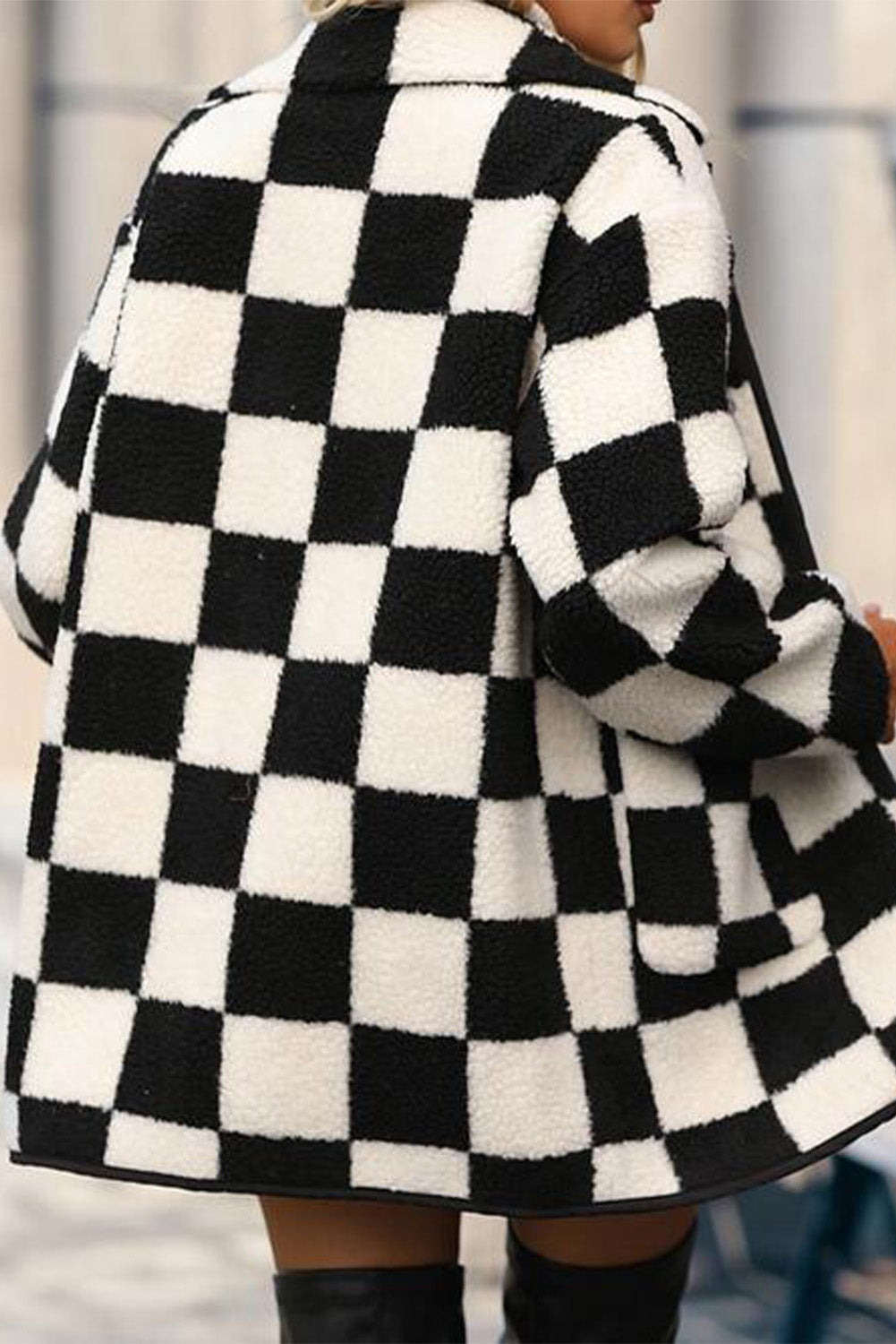 Chaqueta de forro polar negra a cuadros con cuello, botones y bolsillos laterales