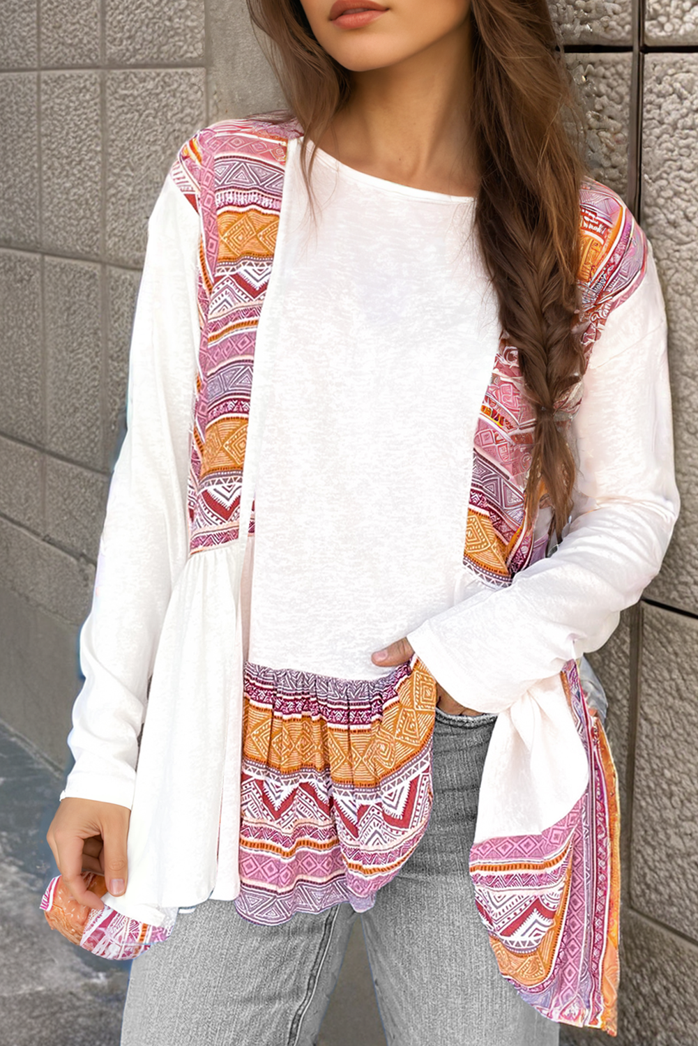Blusa tipo túnica blanca de manga larga, corte babydoll y estilo occidental, con diseño de retazos (patchwork), estampado azteca y volantes.
