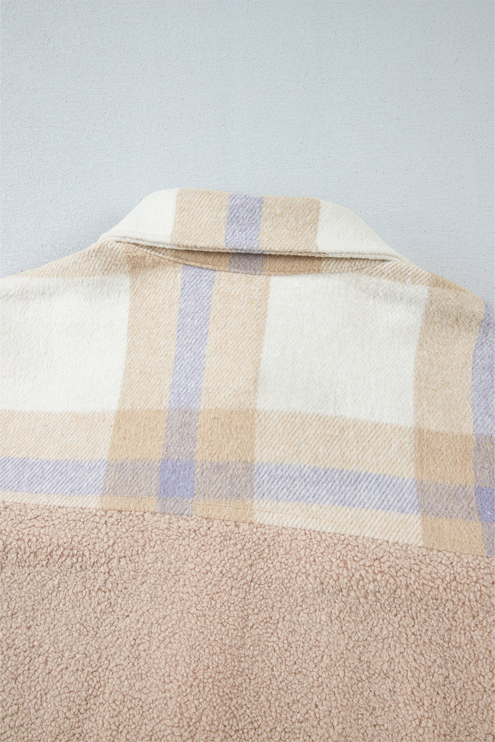Abrigo largo de sherpa, con cuello, cierre de botones y diseño de parches a cuadros en tono gris humo