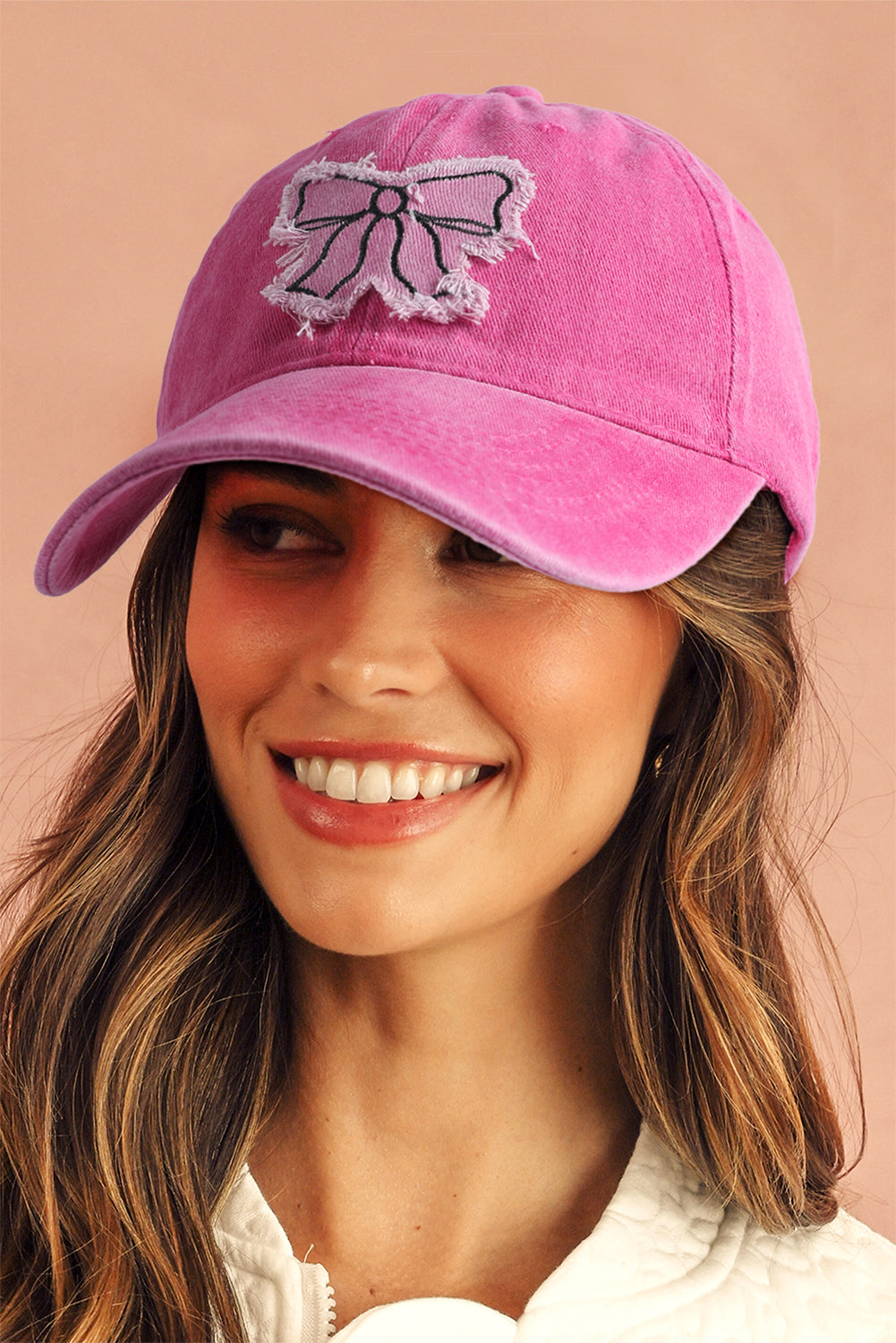 Gorra de béisbol ajustable estilo patchwork, color rosa intenso, con detalle de lazo.