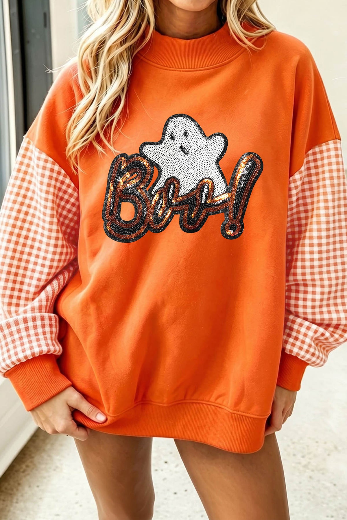 Sudadera tipo pulóver de Halloween color naranja rojizo con diseño de cuadros, parches en las mangas y fantasma de lentejuelas con la palabra "Boo"