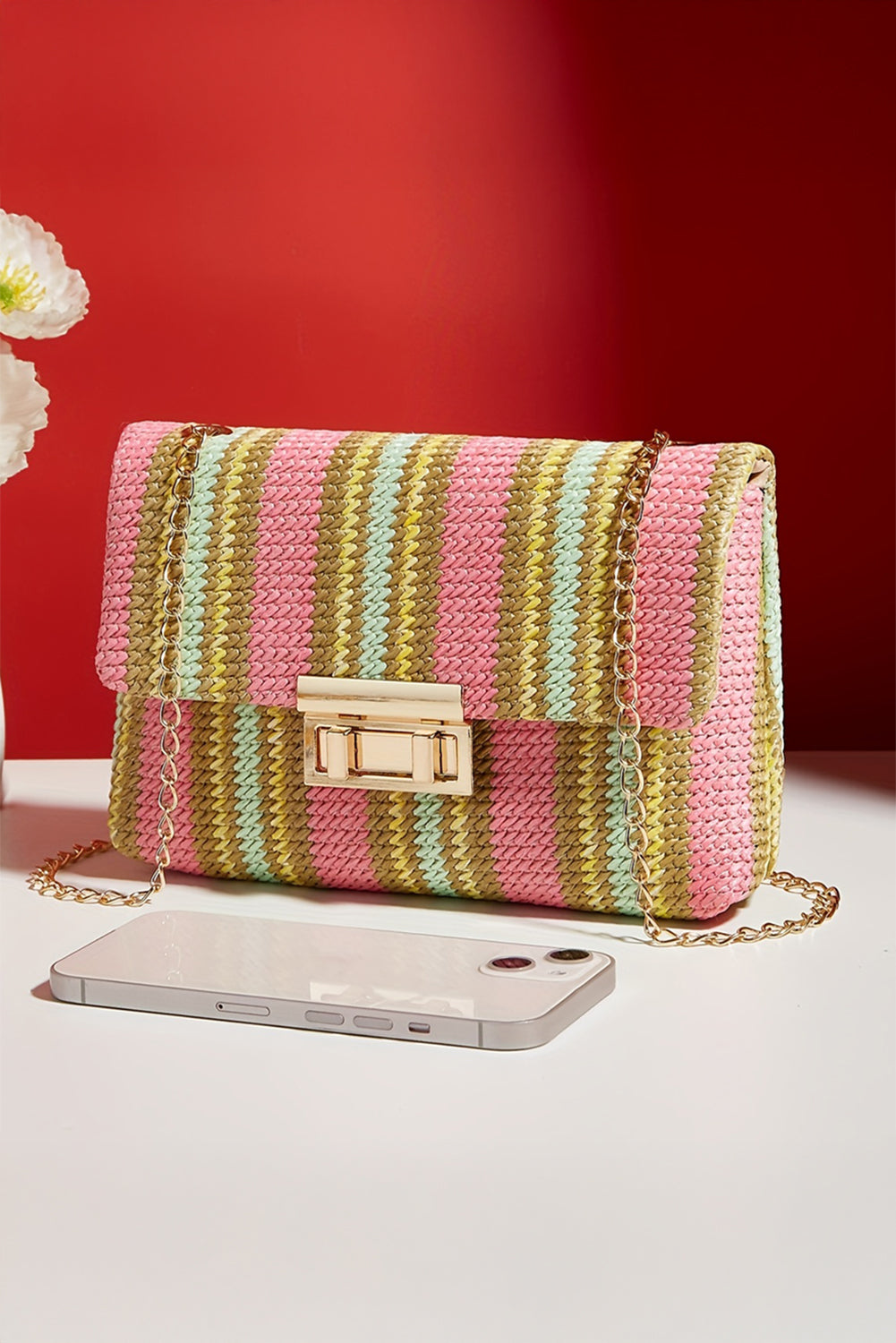 Bolso de hombro tejido a rayas rosas con solapa y correa de cadena