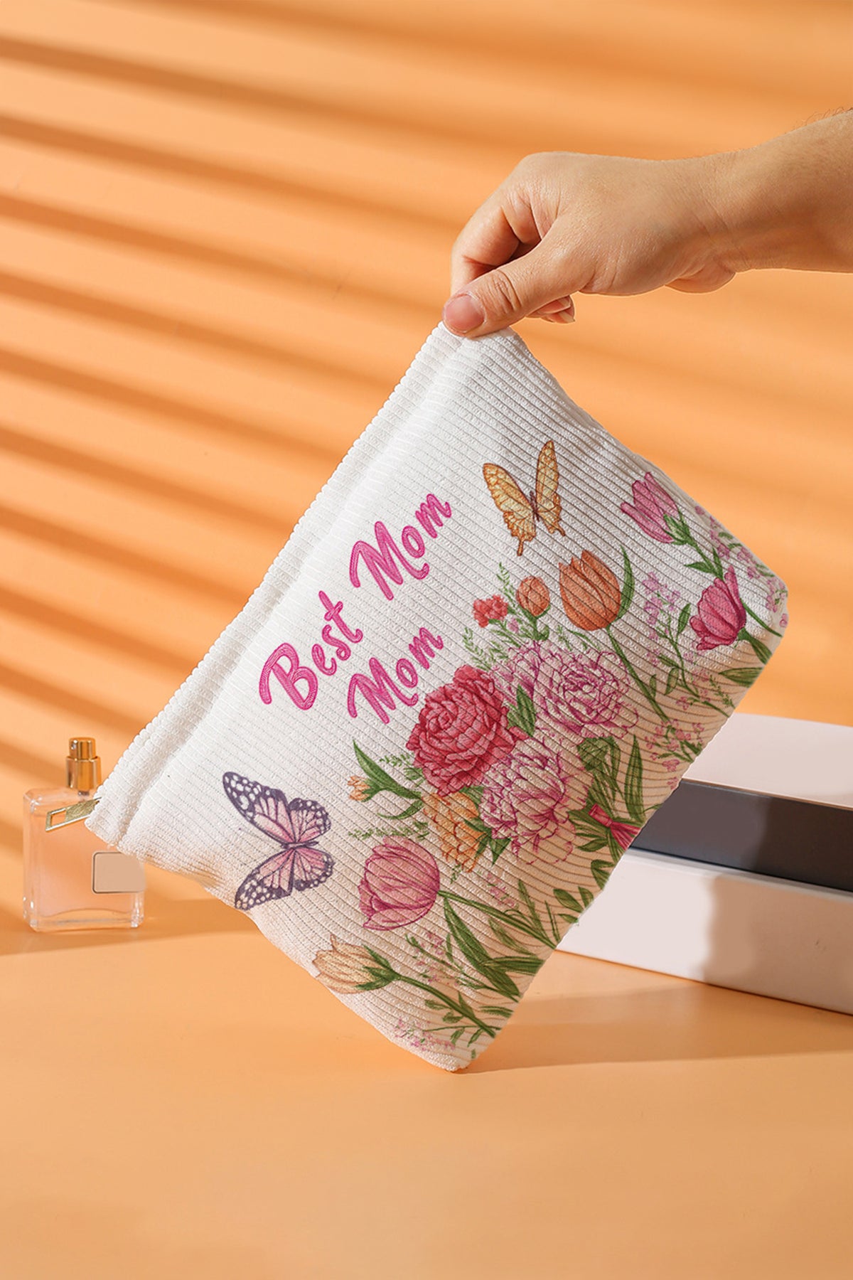 Neceser de pana blanco con estampado floral y de mariposas, y la inscripción "Best Mom"