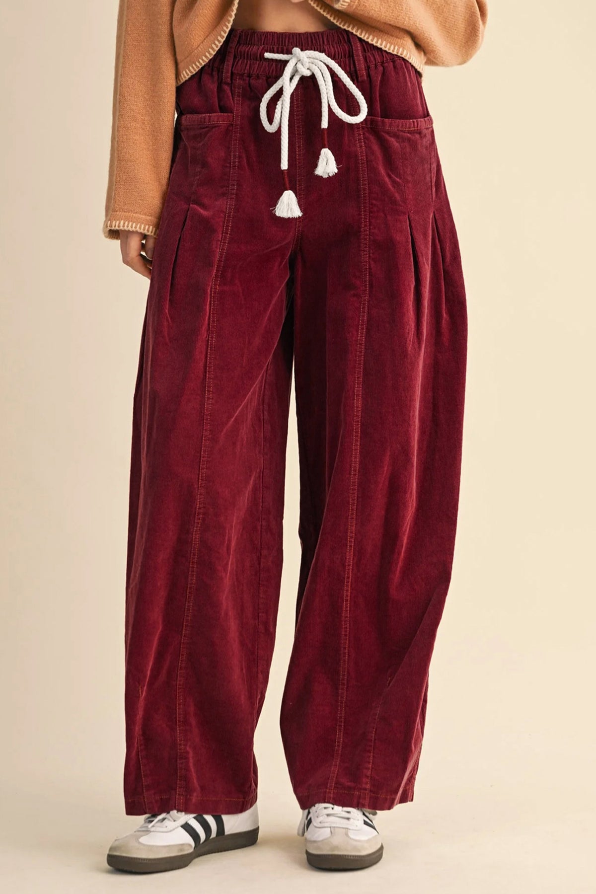 Pantalones casuales de pana color castaño con cintura elástica y cordón de ajuste