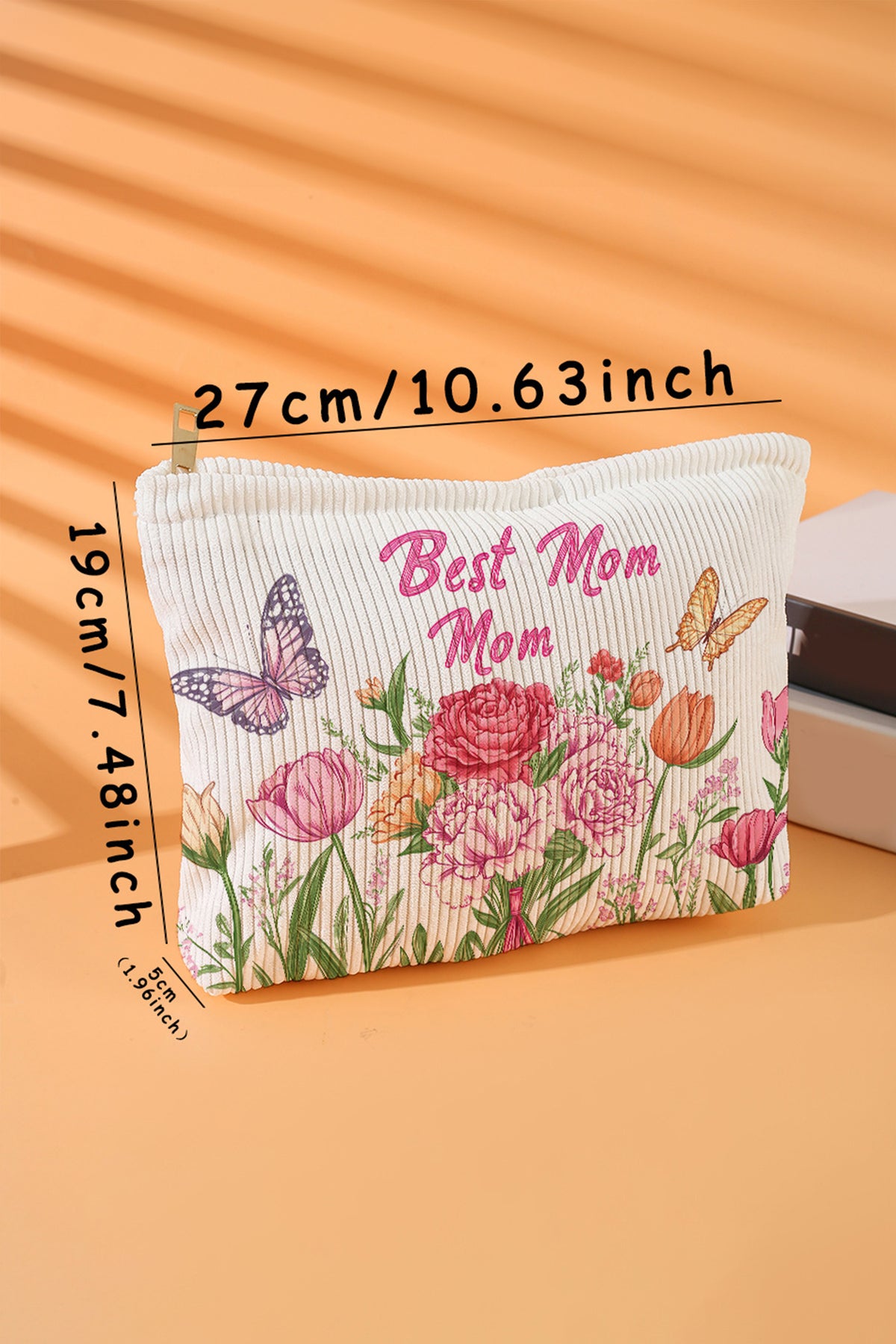 Neceser de pana blanco con estampado floral y de mariposas, y la inscripción "Best Mom"