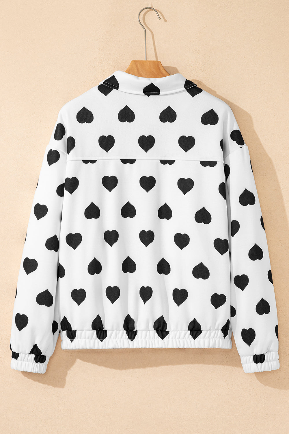 Chaqueta blanca con cremallera, cuello, estampado de corazones y bolsillos de doble solapa