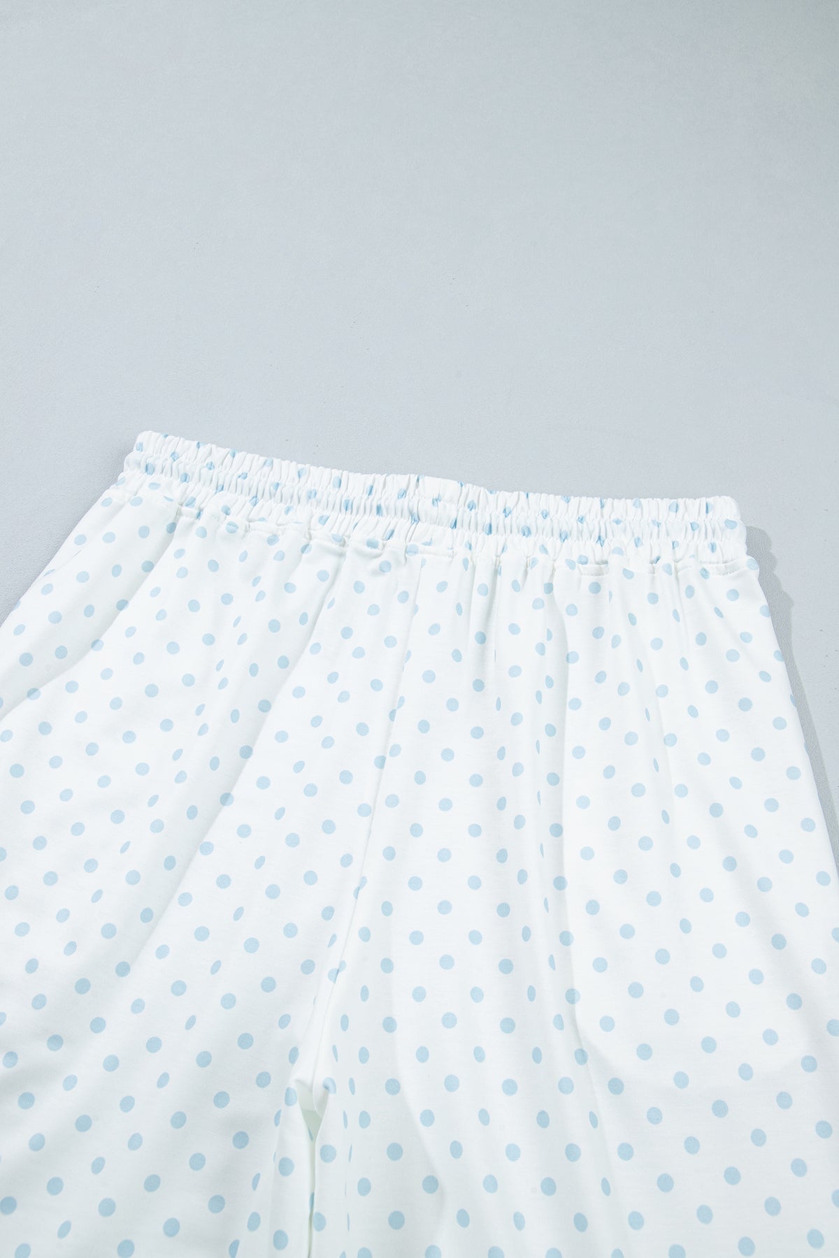 Conjunto casual de dos piezas con pantalón y manga larga, estilo patchwork y bloques de color, en color caqui con estampado de lunares.