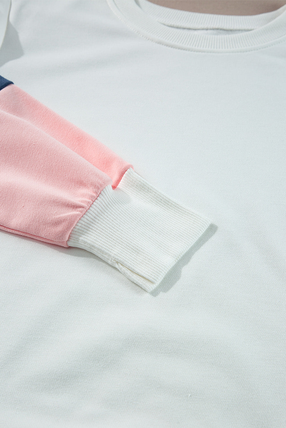 Top de manga larga estilo *color block* en *French Terry* blanco