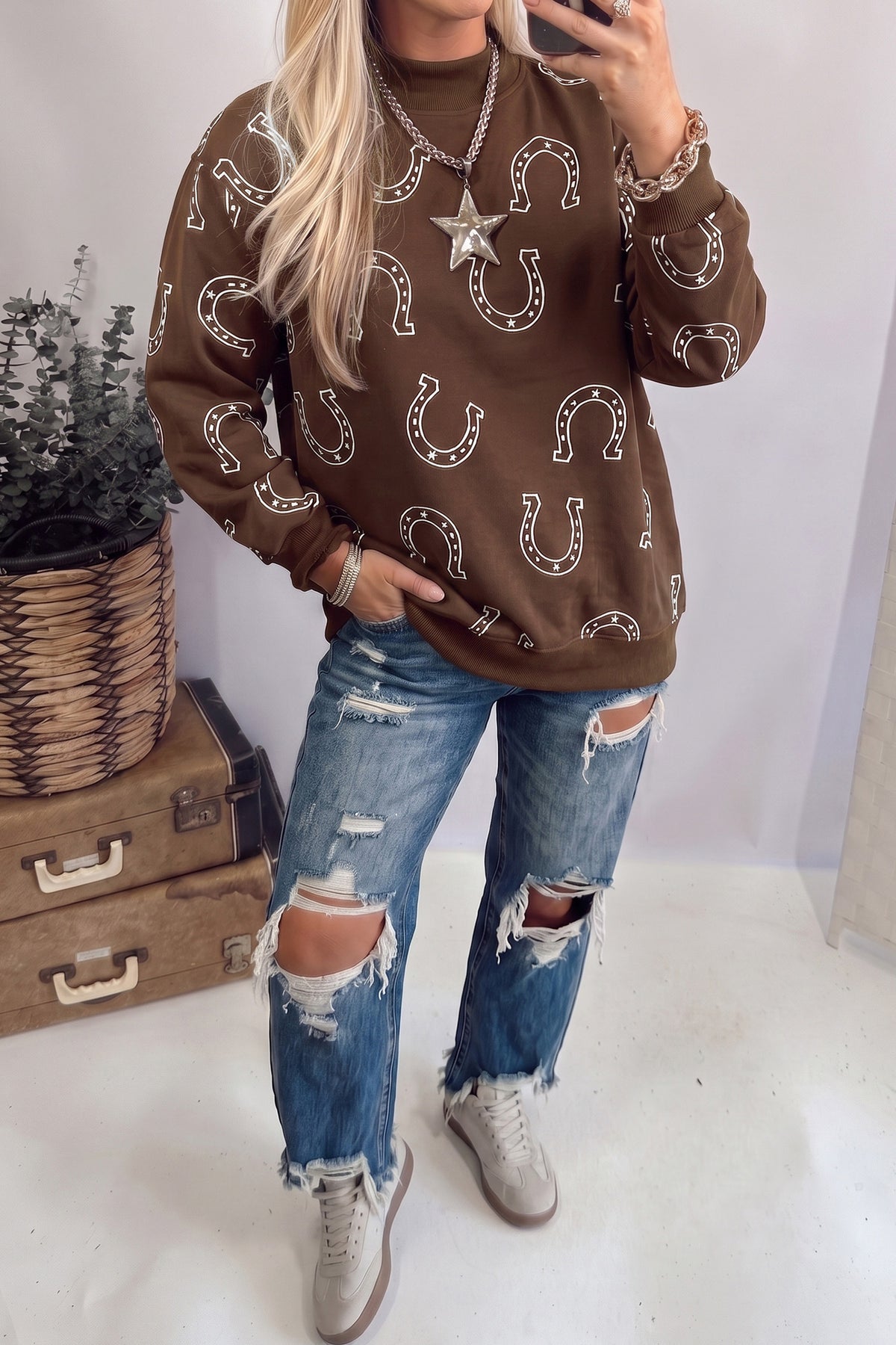 Sudadera casual de estilo western con estampado de herraduras azules y cuello subido