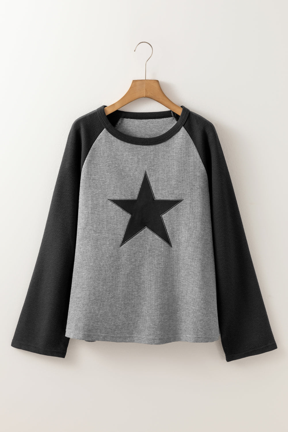 Top raglán de punto waffle con bloques de color, parche de estrella y estampado