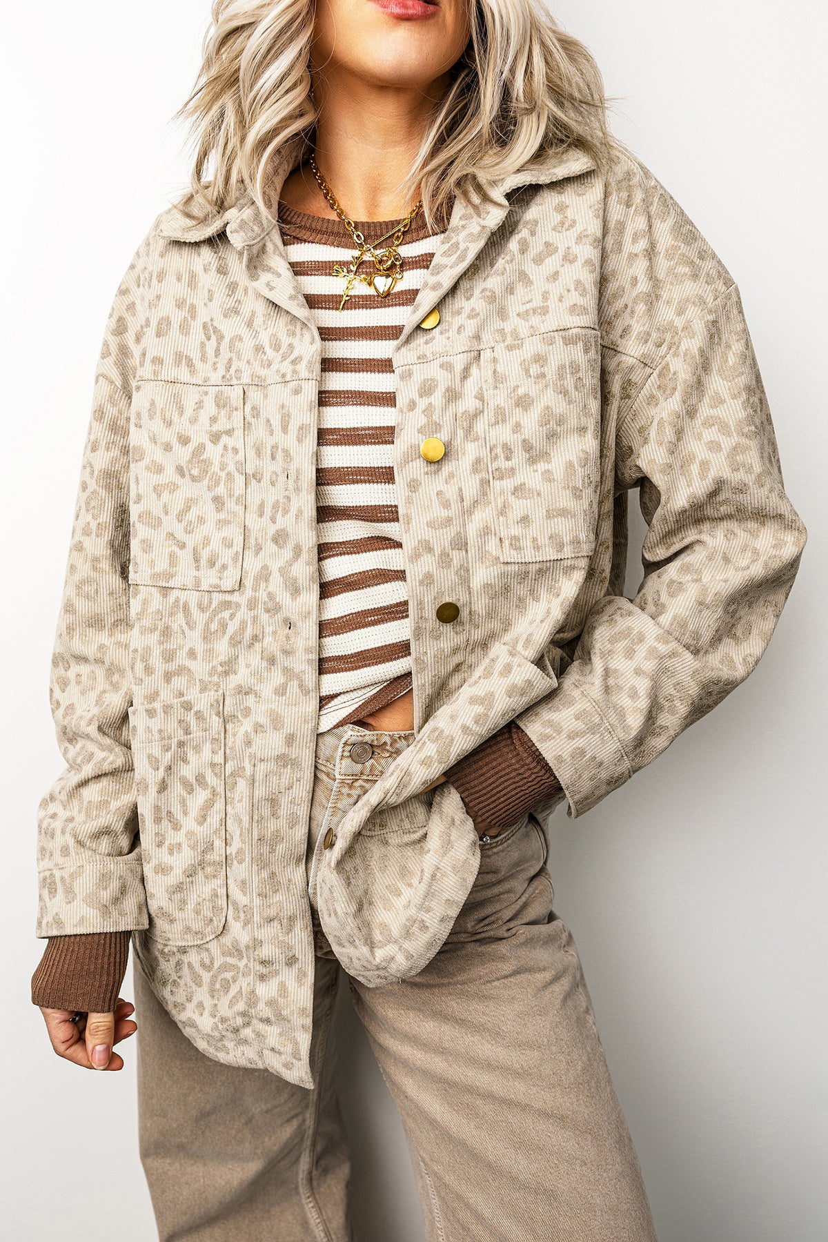 Chaqueta de pana color caqui con estampado de leopardo, cuello camisero, manga larga y corte regular.