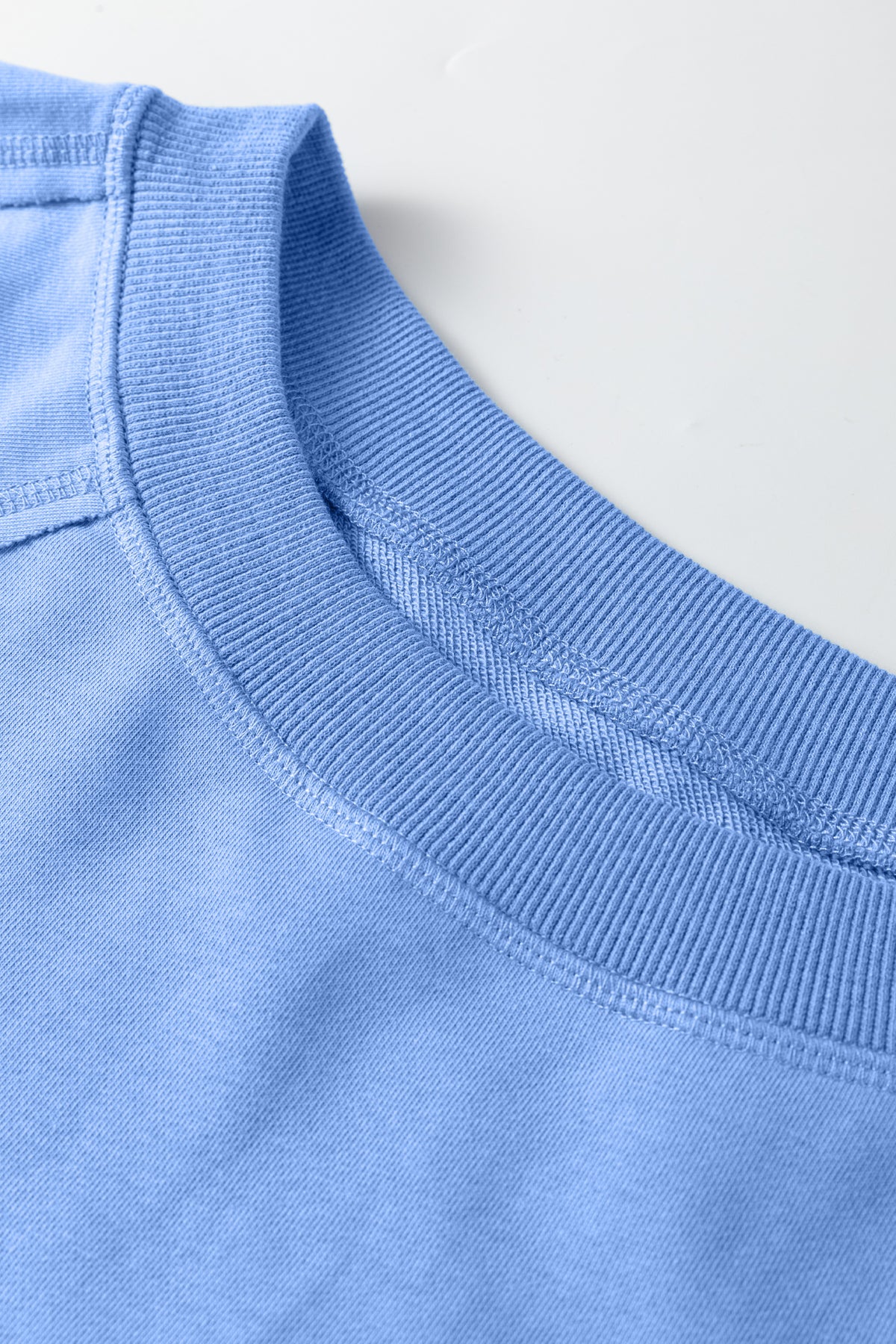 Sudadera holgada Beau Blue de color liso con costuras sin rematar y patchwork.