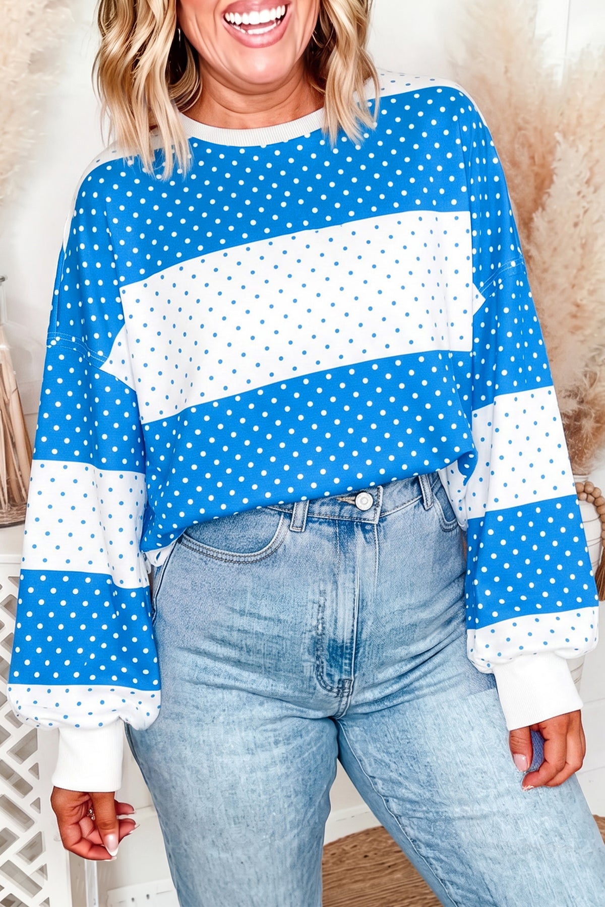 Blusa de manga larga y talla grande en color marrón con diseño de bloques de color, lunares y hombros caídos.
