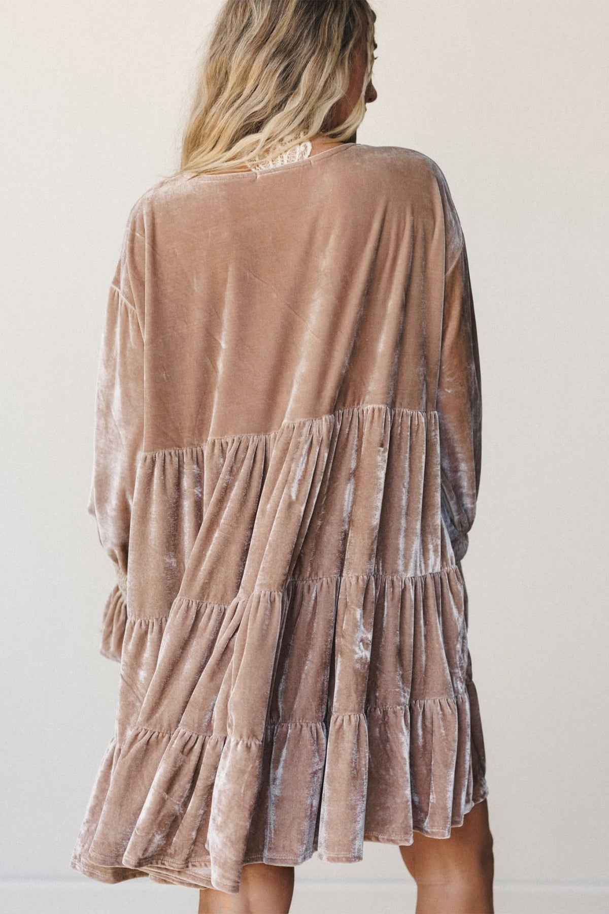 Vestido de terciopelo gris humo, de color sólido, con cuello en V, manga larga y diseño escalonado.