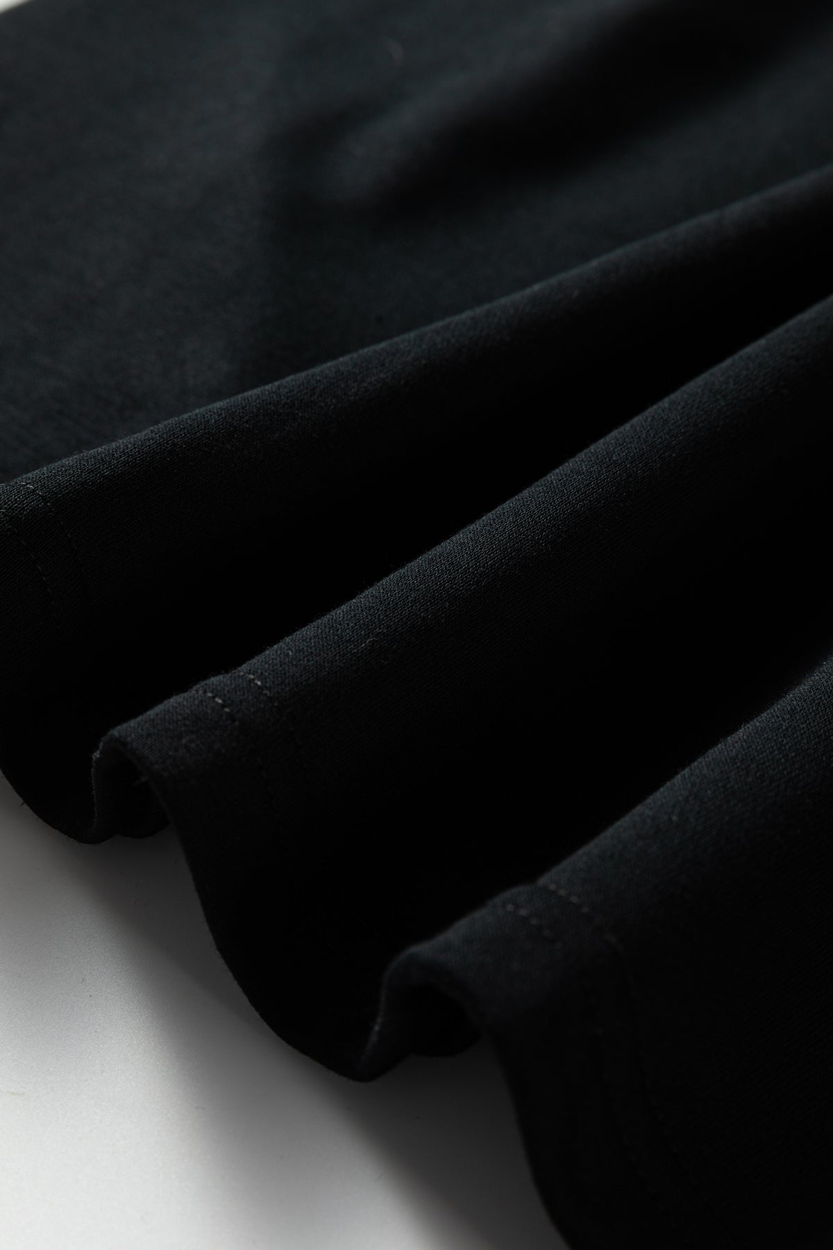 Vestido tipo sudadera estilo universitario con mangas raglán, estampado de leopardo negro y diseño de parches