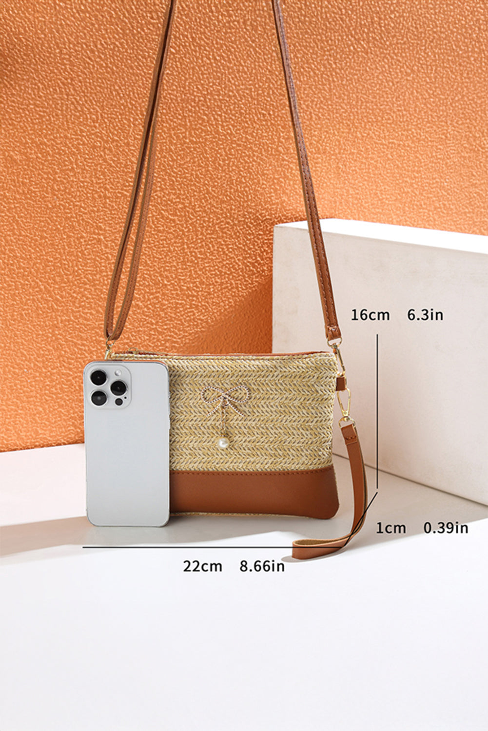 Bolso bandolera de paja y piel sintética con parche, lazo beige y detalle de perlas