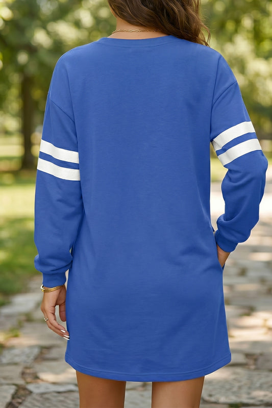 Vestido tipo sudadera de corte recto en azul celeste con mangas en contraste y acabados de canalé