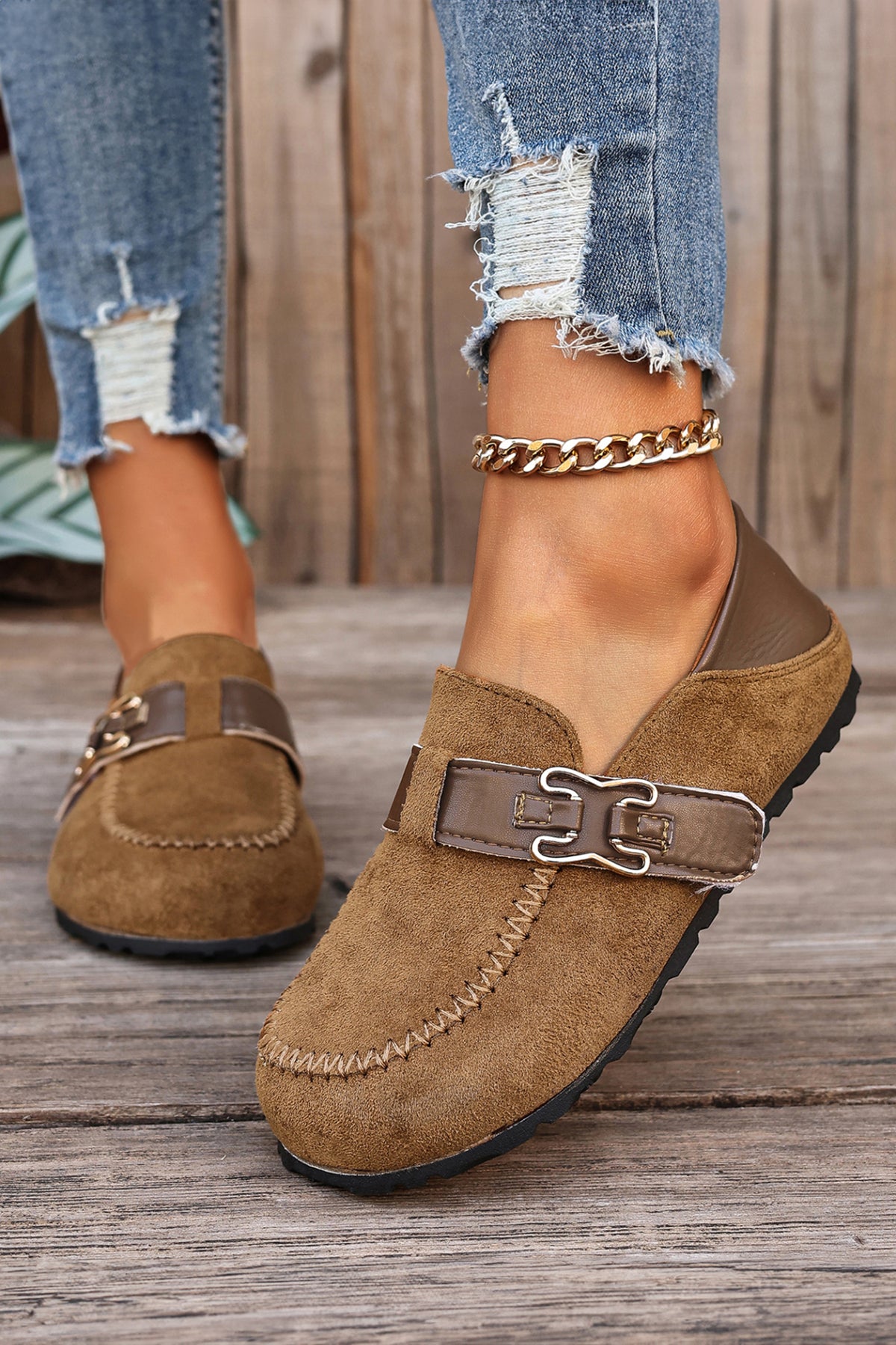 Zapatos tipo slip-on de estilo retro en color café, con diseño de paneles combinados en piel sintética y ante sintético, y detalle de hebilla.