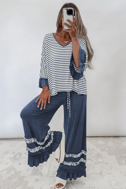 Conjunto de 2 piezas: top de rayas azules con cuello en V y mangas con volantes en contraste, y pantalón con cordón ajustable.