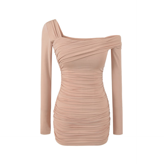 Vestido corto ajustado de manga larga, con hombros descubiertos y detalle fruncido