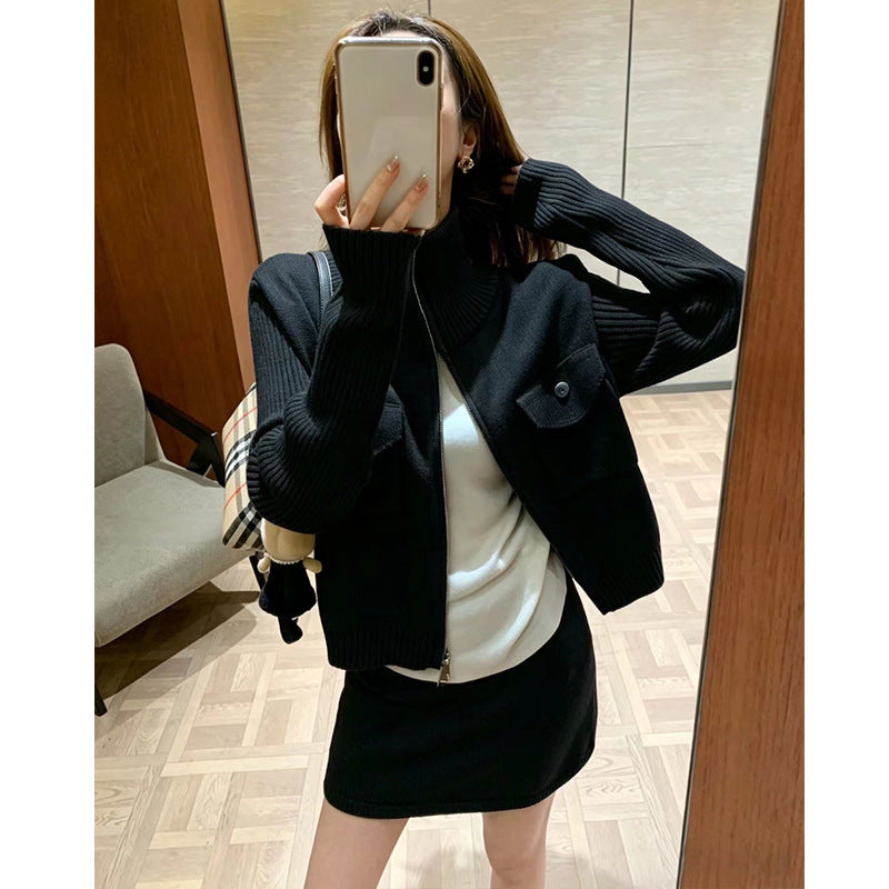 Conjunto de dos piezas: suéter con cuello alzado y cremallera, y falda