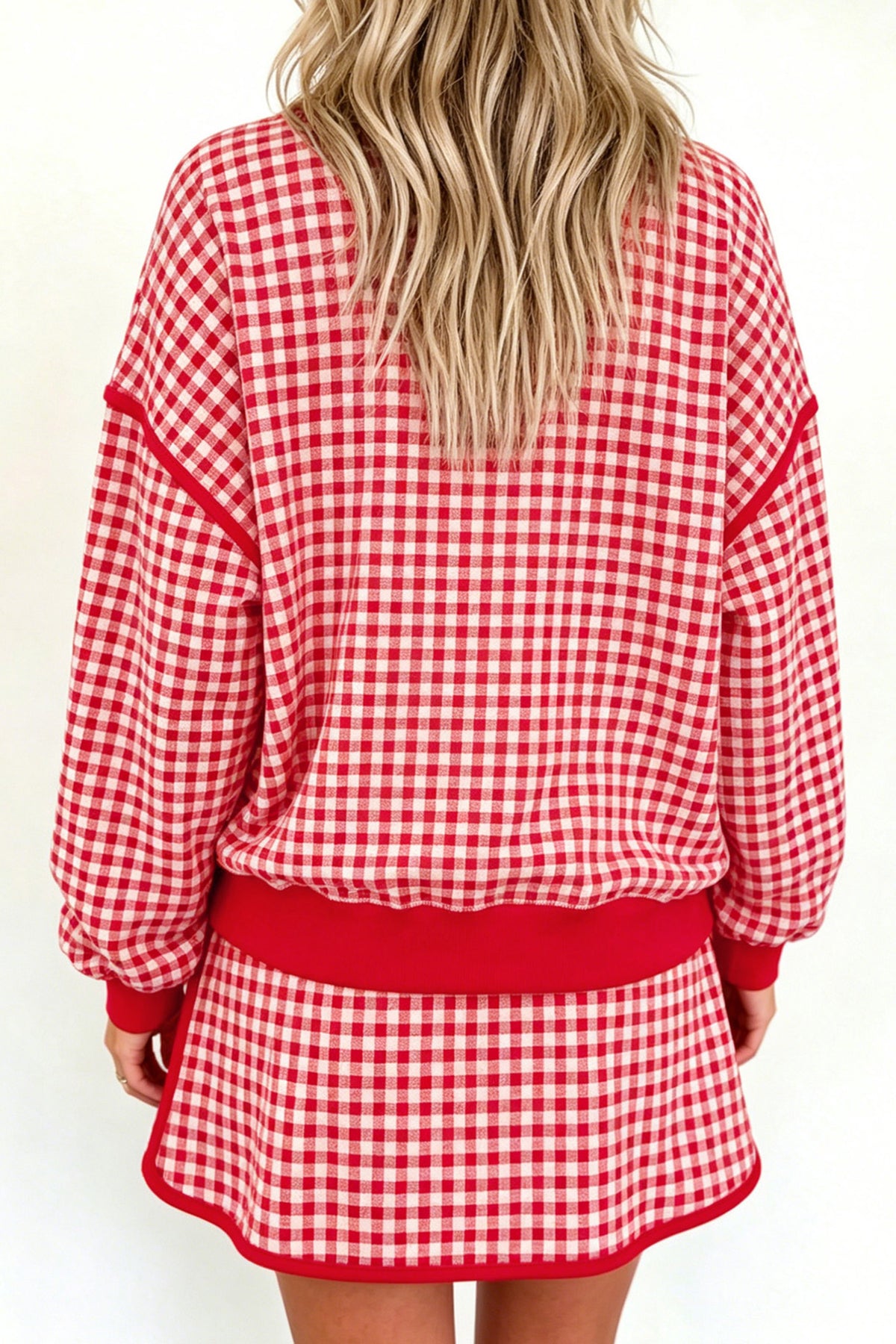 Conjunto de top de manga larga con cuello redondo, acabado acanalado y estampado de cuadros vichy rosas, y falda-pantalón (skort)