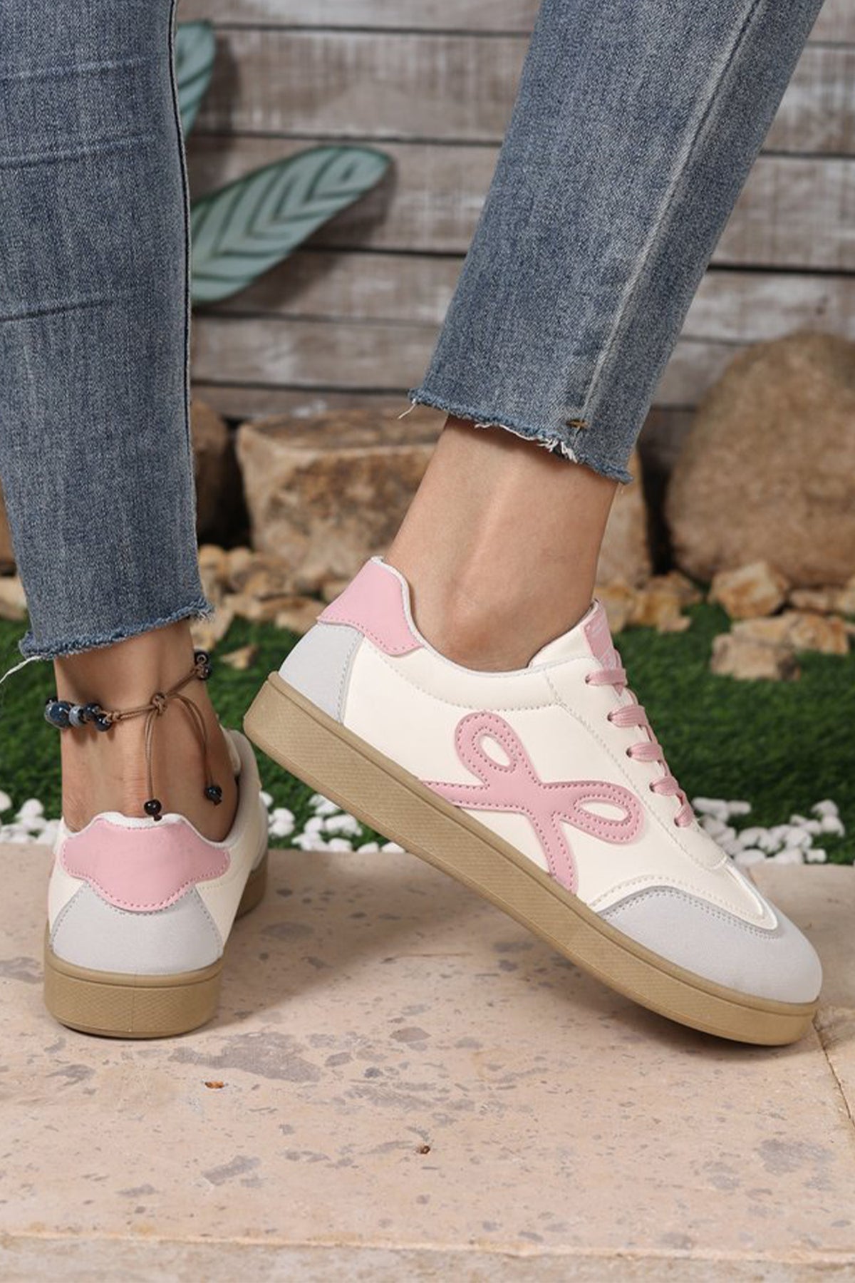 Zapatillas de piel sintética con bloques de color y parche de lazo rosa