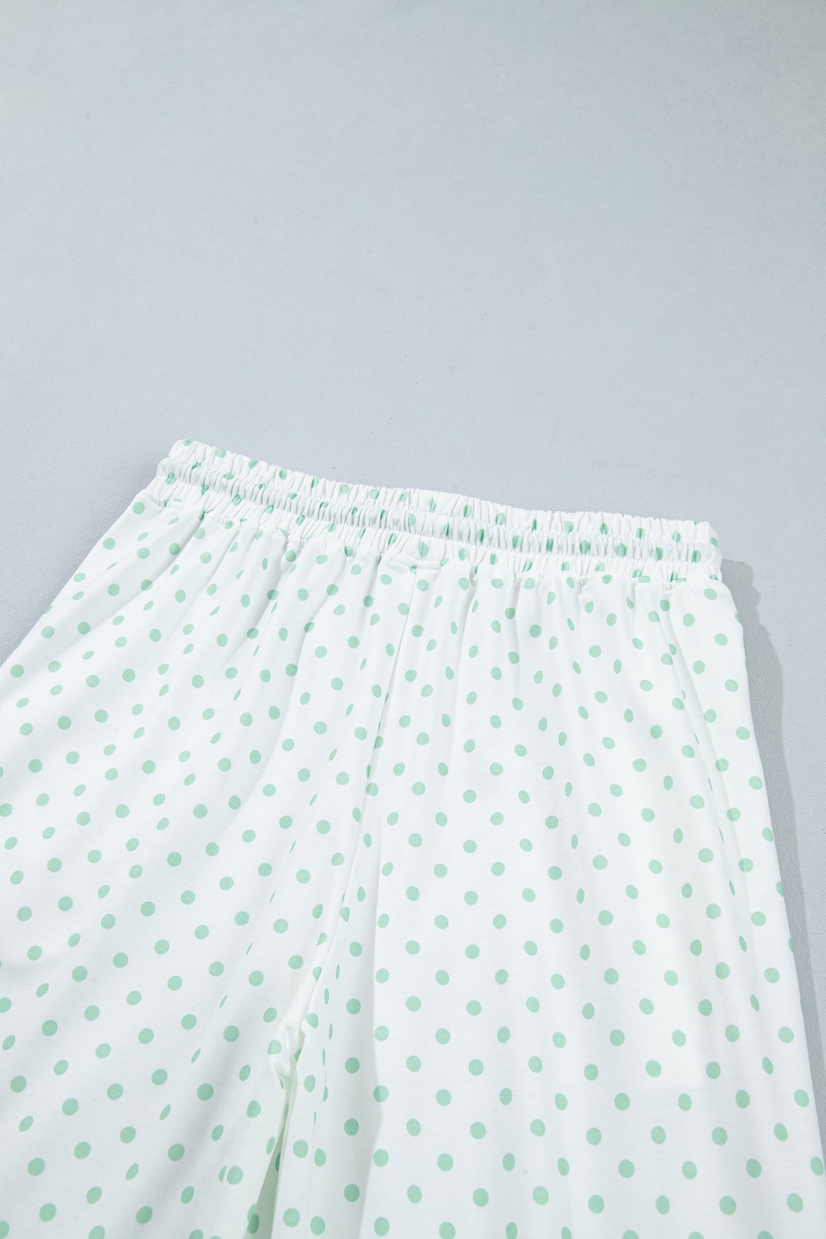 Conjunto casual de dos piezas con pantalón y manga larga, estilo patchwork y bloques de color, en color caqui con estampado de lunares.